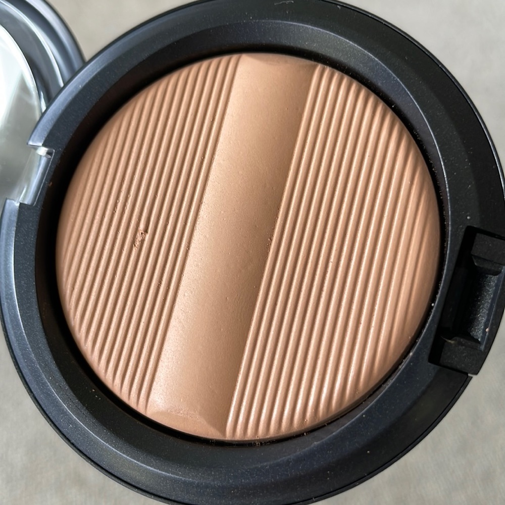 MAC Cosmetics Studio sculpt defining powder